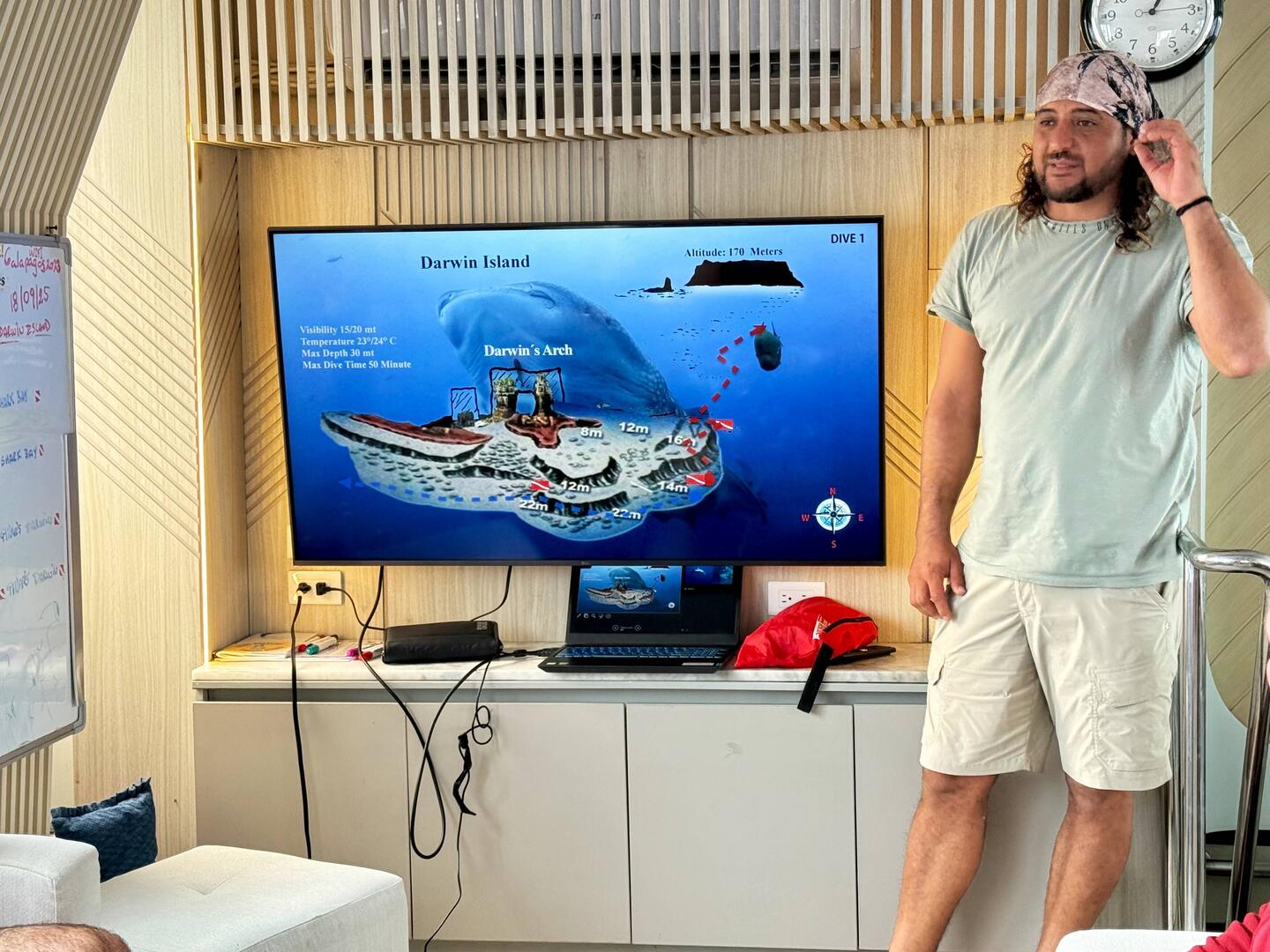 Erst mal kurze Einweisung in den Tauchplatz