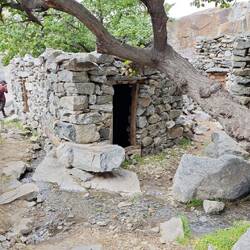 Schutzhütten für die Tiere, die von April bis Oktober hier leben.