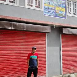 Zulfiger Alu vor seinen "Mount Lake Guesthouse House"