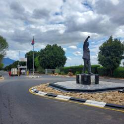 Nelson Mandela Statue vor dem Gefängnis