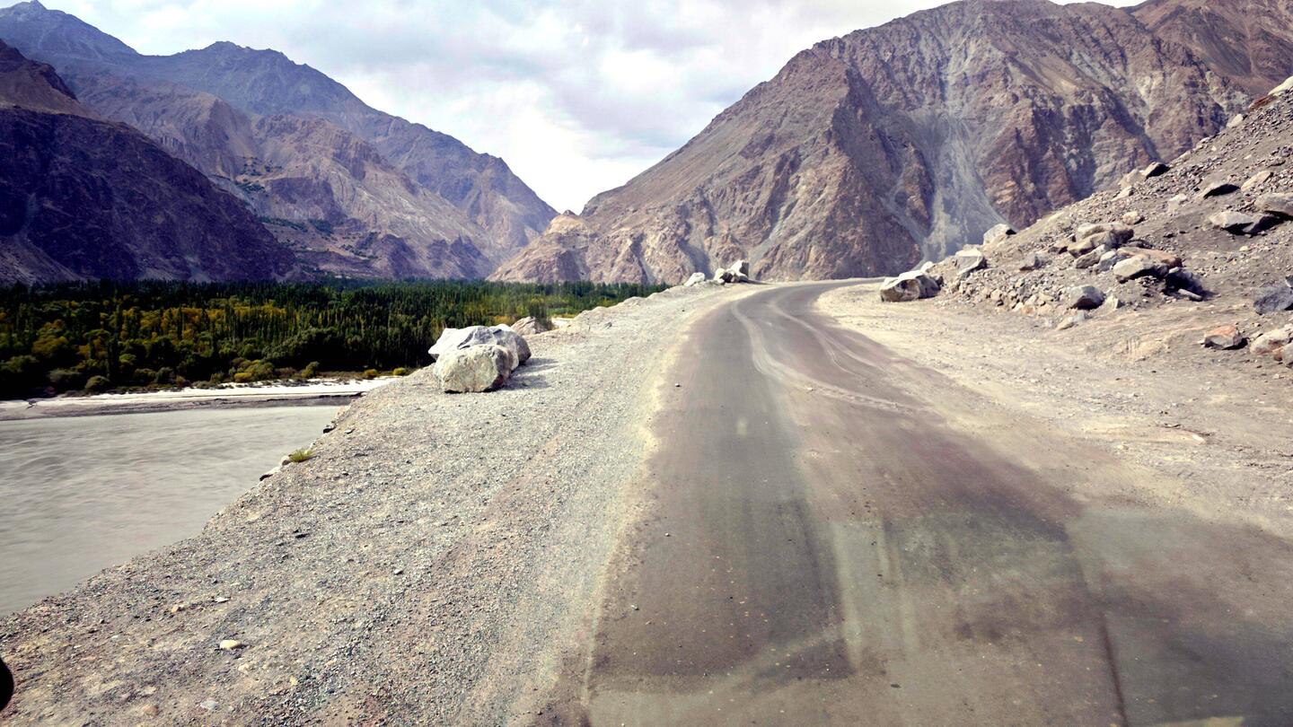 Von Kharfaq in Richtung Khaplu mit einem Pick-up