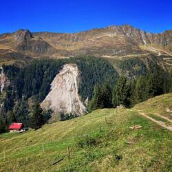 Zuerst rechts, weit ins Tal hinein, dann gegenüber hoch über dem Wald weiterfahren 🚴‍♀️