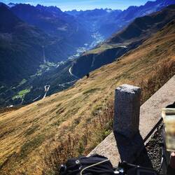 Blick ins Bedretto Tal, Richtung Nufenenpass. Rechts der Bildmitte der Griesgletscher