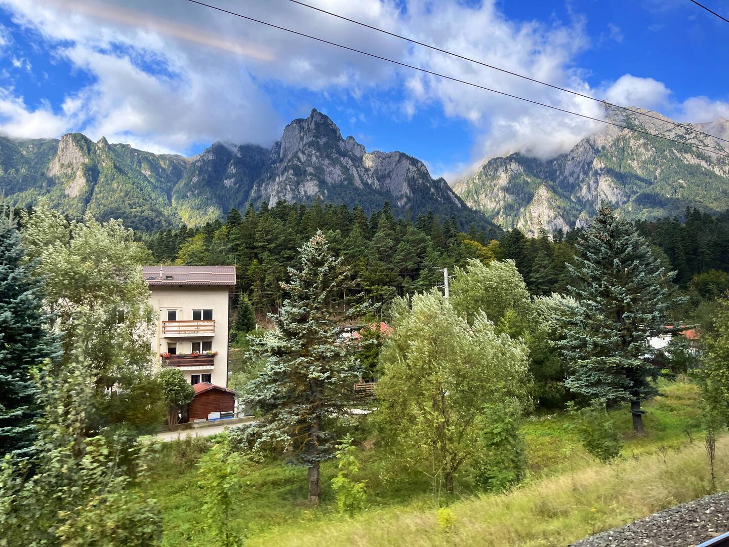 Blick aus dem Zugfenster - die Gipfel des Bucegi