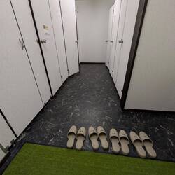 Latschen extra fürs Klo 😂