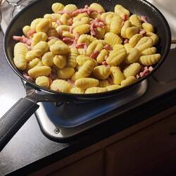 Heute gibt's Gnocchi mit Schinkenwürfeln ,dazu einen Forét Rosé