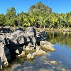 Karstfelsen im Wasser