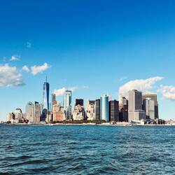 und die Skyline von Manhatten