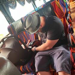 1. Reihe hinterm Busfahrer