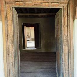 Schöne Schnitzereien an den Türen