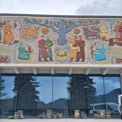 Mosaik "Baum des Lebens" von 1973 am Museum für Archäologie, dass seit Jahren im Bau ist
