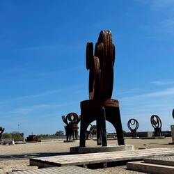 Skulpturgarten neben der Landebahn