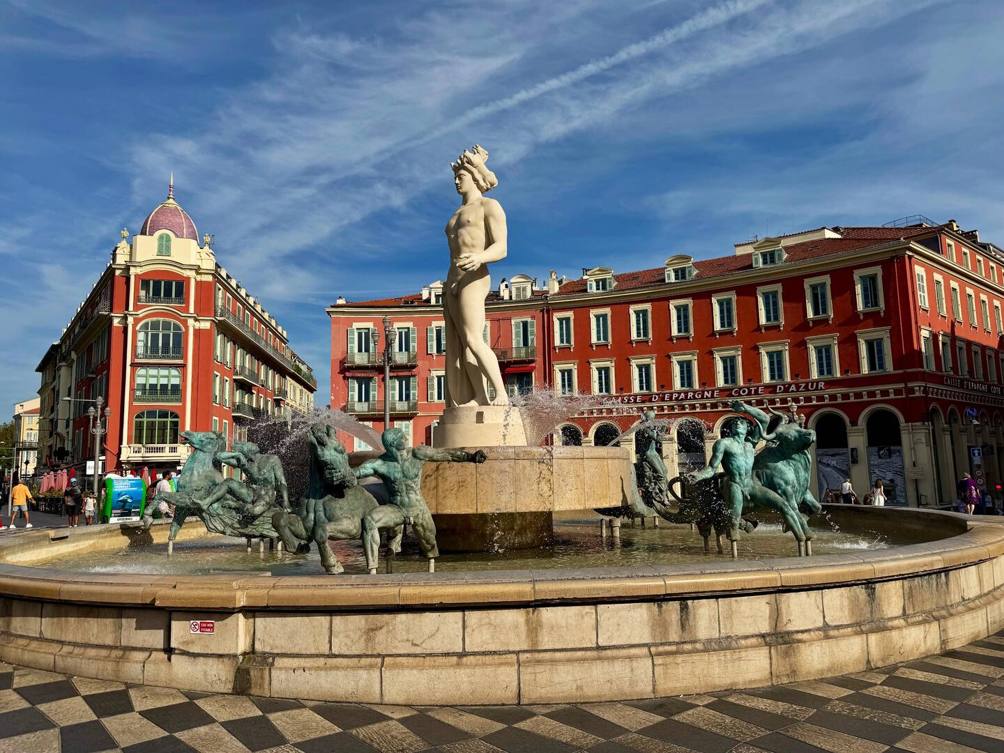 Fontaine du Soleil mit der Bronzestatue des griechischen Gottes Apollo
