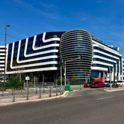 das Sheraton Hotel am Flughafen lockt mit spannender Architektur
