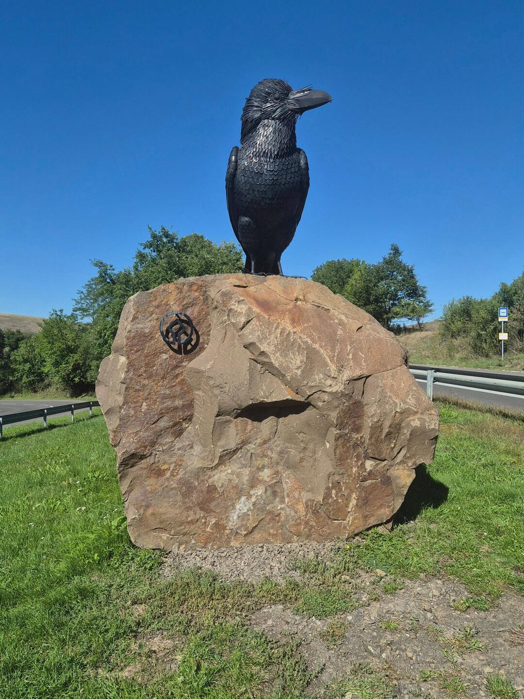 Bij het ravenbeeld.