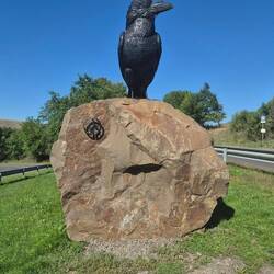 Bij het ravenbeeld.