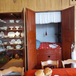 Geschirrschrank und "Bettschrank" (Alkoven für die Magd, die offenbar sehr klein war!)