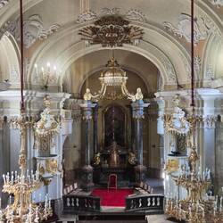 Inkijkje in de kerk van het paleis.