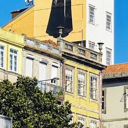 El deterioro de los edificios y una marca de VINHO