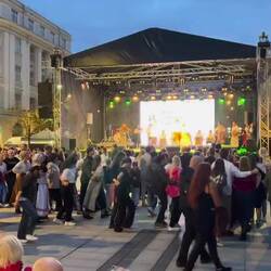 Hier tanzen auch die Jungen.