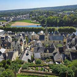 Vue sur la ville médiévale de Chinon du haut de la forteresse