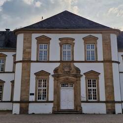 Die Stadtbibliothek von Paderborn liegt im Paderquellgebiet und ist der älteste barocke Profanbau.