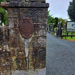 Die alte Kirche und der dazugehörige Friedhof