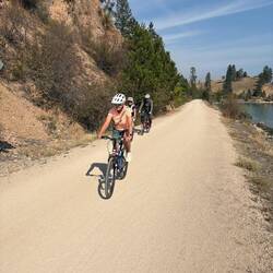 ....wir geniessen die Route auf dem 🚲....
