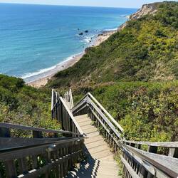 142 Holzstufen plus einige Felsen, um auf 0 Null Meter über N.N. Zu kommen😉