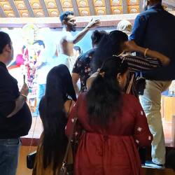 Die Armen mussten dann auch noch für Fotos mit dem Publikum herhalten