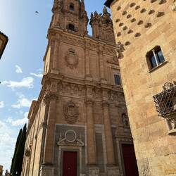 The building on the right is a 1500s palace, now a library. On the left is La Clerica from the 1600s