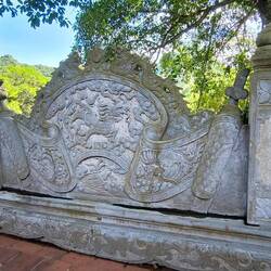 hinter dem Banyanbaum; Steintafel mit Reliefs von mythischen Tieren 🐲🦄