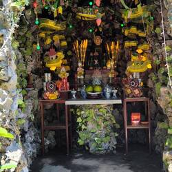 ein kleiner Schrein in eine Felsformation gebaut