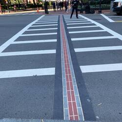 Einfach immer dem Zeichen folgen und alle besonderen Gebäude, Skulpturen ect sind auf dem Weg