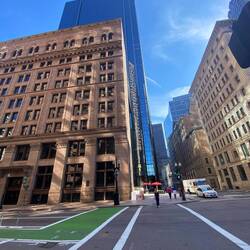 Krasser Unterschied: Historisch ..und Spiegelglas Palast im Hintergrund...