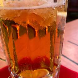 Jep kommt hier immer in tiefgefrorenen Gläsern , aber mit Schaumkrone ☝🏼