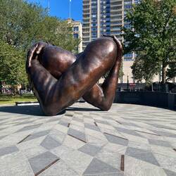 Diese Skulptur "Umarmung aus Bronze" ist nicht Teil vom Trail .. aber sehr detailliert gemacht!