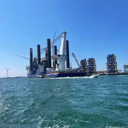 Eine Plattform zur Montage von Windrädern