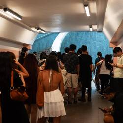 Anstehen für ein Bild in einem runden Treppenhaus - zwischendrin auch eine Braut mit Kleid