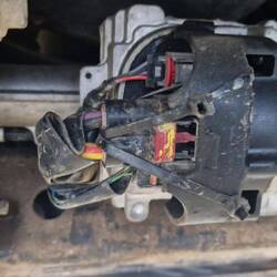 Die Itaker die das Lenkgetriebe tauschten sind unfähig nen Stecker zerstörungsfrei abzuziehen...