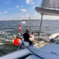 Unter Motor geht es gegenan, noch sind beide Kugelfender an Bord