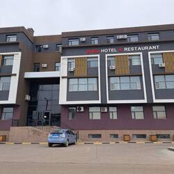 Mittagessen in einem modernen, edlen Restaurant