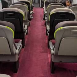 Etwas in die Jahre gekommen, der Eurostar. Aber es geht recht flott mit 250 bis 300 km/h voran.