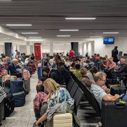Warten auf den Eurostar in Brüssel. Mit Sicherheitskontrolle und Duty Free-Shops.