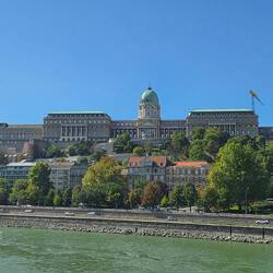 Het Kasteel van Budapest vanaf de brug gezien.