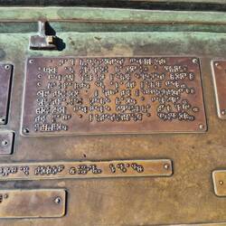 Uitleg in braille! Wat goed, zo kunnen blinden toch een indruk van het uitzicht krijgen!