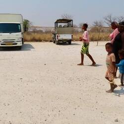 Vor dem Tor kampieren Himbafamilien unter ärmlichen Bedingungen