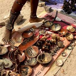 Der Verkauf von Souveniers bringen ein paar NAD ( Namibische Dollar) ein