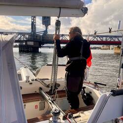 Warten auf die Brückenöffnung in Aalborg