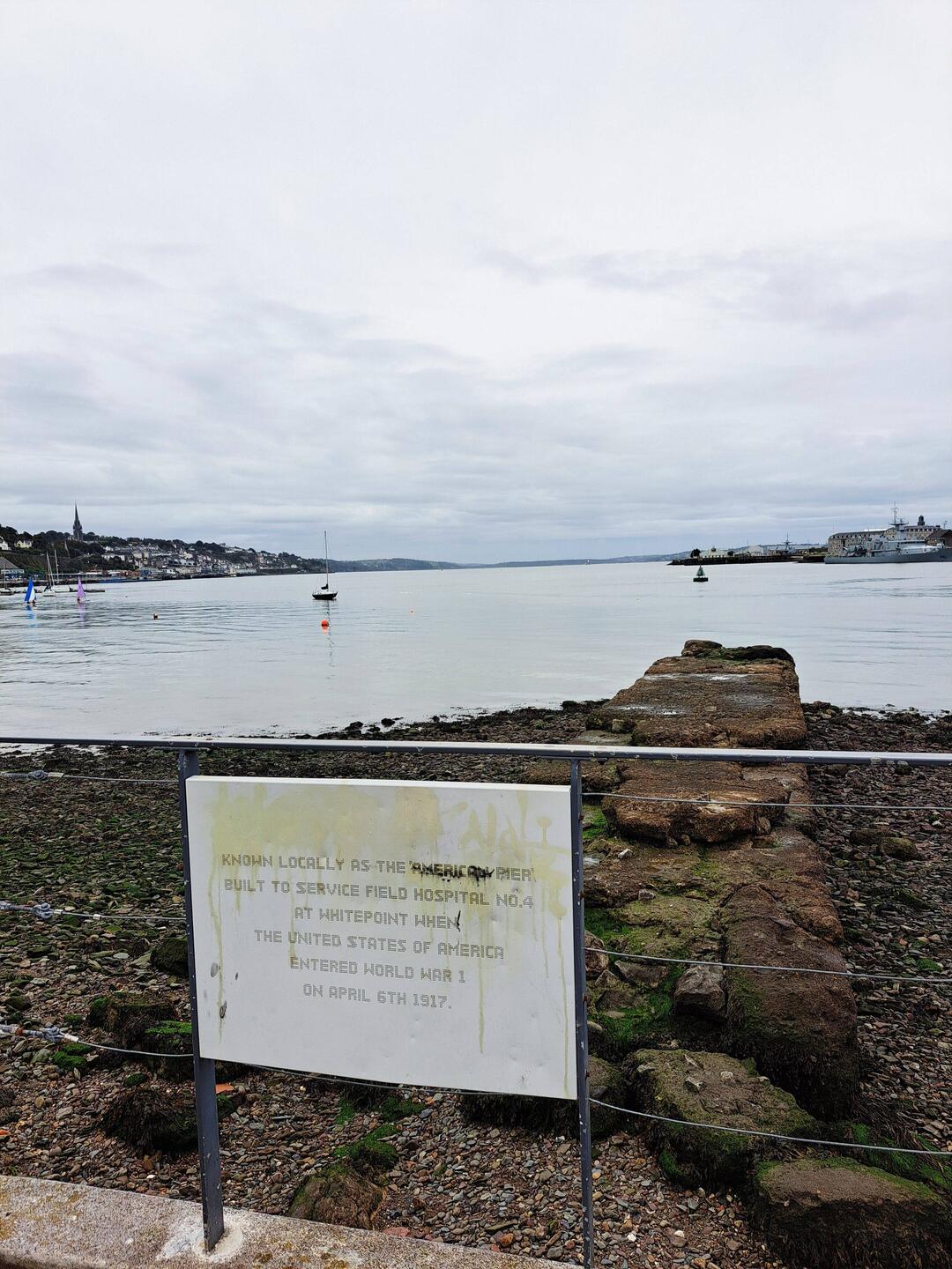 der amerikanische Pier, der von Einheimischen als Badeplattform genutzt wird.